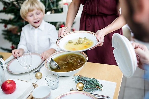 포토 JPG 서양인 외국인 여자 남자 행복 어린이 음식 크리스마스장식 크리스마스 와인잔 가족 실내 웃음 상반신 앞모습 뒷모습 아웃포커스 신체부위 세명 30대 크리스마스트리 식사 가족라이프 사과 국내포토 라이프스타일 기념일 감정 뷰포인트 술잔 과일 관계 촬영기법 표정 사람 인종 내부 장년 파일형식