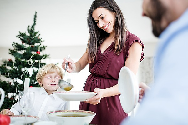 포토 JPG 서양인 외국인 여자 남자 행복 어린이 음식 크리스마스 가족 실내 웃음 상반신 앞모습 옆모습 아웃포커스 신체부위 세명 30대 크리스마스트리 식사 가족라이프 국내포토 라이프스타일 기념일 감정 뷰포인트 관계 촬영기법 표정 사람 인종 내부 장년 파일형식