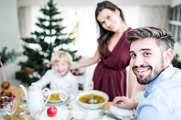 포토 JPG 서양인 외국인 여자 남자 행복 어린이 음식 크리스마스 가족 실내 웃음 상반신 앞모습 아웃포커스 세명 30대 크리스마스트리 식사 가족라이프 국내포토 라이프스타일 기념일 감정 뷰포인트 관계 촬영기법 표정 사람 인종 내부 장년 파일형식