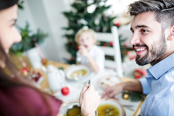 포토 JPG 서양인 외국인 여자 남자 행복 어린이 음식 크리스마스 가족 실내 웃음 상반신 앞모습 옆모습 아웃포커스 세명 30대 크리스마스트리 식사 가족라이프 국내포토 라이프스타일 기념일 감정 뷰포인트 관계 촬영기법 표정 사람 인종 내부 장년 파일형식