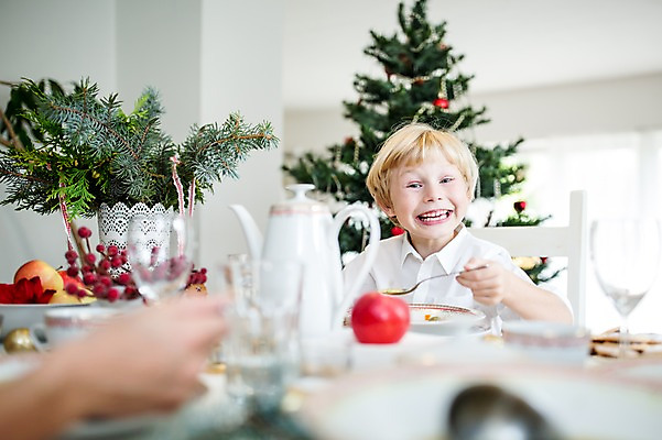 포토 JPG 서양인 외국인 여자 남자 행복 어린이 크리스마스 가족 실내 웃음 상반신 두명 앞모습 뒷모습 아웃포커스 신체부위 크리스마스트리 식사 가족라이프 국내포토 라이프스타일 기념일 감정 뷰포인트 관계 촬영기법 표정 사람 인종 내부 파일형식
