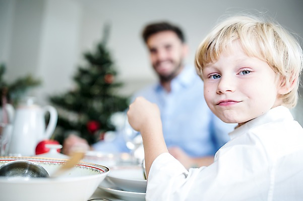 포토 JPG 서양인 외국인 남자 행복 어린이 크리스마스 가족 실내 웃음 상반신 두명 앞모습 30대 크리스마스트리 식사 가족라이프 국내포토 라이프스타일 기념일 감정 뷰포인트 관계 표정 사람 인종 내부 장년 파일형식