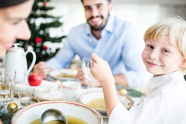 포토 JPG 서양인 외국인 여자 남자 행복 어린이 음식 크리스마스 가족 실내 웃음 상반신 앞모습 옆모습 아웃포커스 세명 30대 크리스마스트리 식사 가족라이프 국내포토 라이프스타일 기념일 감정 뷰포인트 관계 촬영기법 표정 사람 인종 내부 장년 파일형식