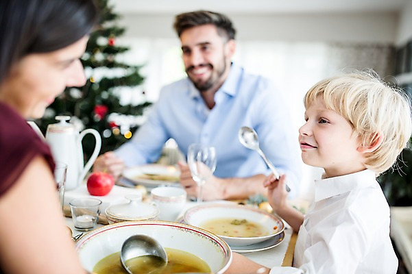 포토 JPG 서양인 외국인 여자 남자 행복 어린이 음식 크리스마스 가족 실내 웃음 상반신 앞모습 옆모습 아웃포커스 세명 30대 크리스마스트리 식사 가족라이프 국내포토 라이프스타일 기념일 감정 뷰포인트 관계 촬영기법 표정 사람 인종 내부 장년 파일형식