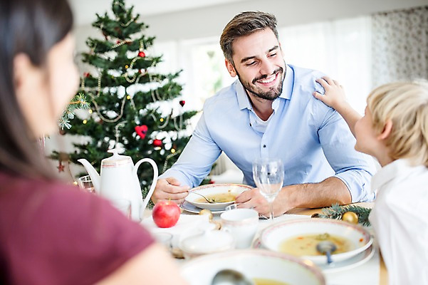 포토 JPG 서양인 외국인 여자 남자 행복 어린이 음식 크리스마스 가족 실내 웃음 상반신 앞모습 뒷모습 아웃포커스 세명 30대 크리스마스트리 식사 가족라이프 국내포토 라이프스타일 기념일 감정 뷰포인트 관계 촬영기법 표정 사람 인종 내부 장년 파일형식