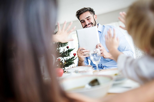 포토 JPG 서양인 외국인 여자 남자 행복 어린이 크리스마스 가족 실내 웃음 상반신 앞모습 뒷모습 아웃포커스 세명 30대 태블릿 크리스마스트리 사진촬영 식사 가족라이프 국내포토 라이프스타일 기념일 감정 뷰포인트 관계 촬영기법 표정 사람 인종 내부 장년 전자제품 스마트기기 촬영 파일형식