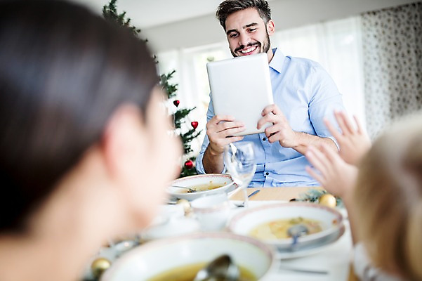 포토 JPG 서양인 외국인 여자 남자 행복 어린이 크리스마스 가족 실내 웃음 상반신 앞모습 뒷모습 아웃포커스 세명 30대 태블릿 크리스마스트리 사진촬영 식사 가족라이프 국내포토 라이프스타일 기념일 감정 뷰포인트 관계 촬영기법 표정 사람 인종 내부 장년 전자제품 스마트기기 촬영 파일형식