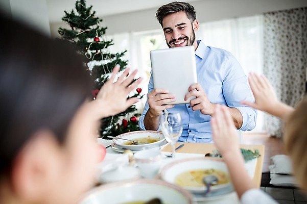 포토 JPG 서양인 외국인 여자 남자 행복 어린이 음식 크리스마스 가족 실내 웃음 상반신 앞모습 뒷모습 아웃포커스 세명 30대 태블릿 크리스마스트리 사진촬영 가족라이프 국내포토 라이프스타일 기념일 감정 뷰포인트 관계 촬영기법 표정 사람 인종 내부 장년 전자제품 스마트기기 촬영 파일형식