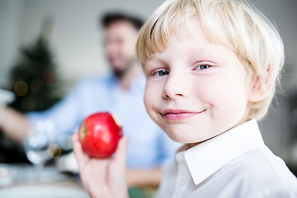 포토 JPG 서양인 외국인 응시 남자 어린이 크리스마스 실내 웃음 상반신 두명 앞모습 아웃포커스 30대 사과 국내포토 시선 기념일 뷰포인트 과일 촬영기법 표정 사람 인종 내부 장년 파일형식