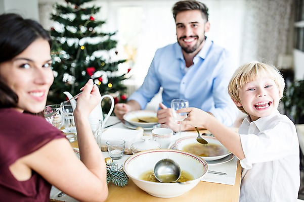 포토 JPG 서양인 외국인 여자 남자 행복 어린이 음식 크리스마스 가족 실내 웃음 상반신 앞모습 아웃포커스 세명 30대 크리스마스트리 식사 가족라이프 국내포토 라이프스타일 기념일 감정 뷰포인트 관계 촬영기법 표정 사람 인종 내부 장년 파일형식