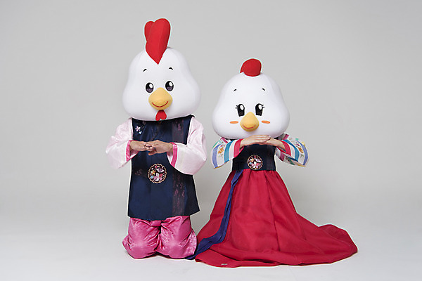 포토 JPG 스튜디오촬영 전신 커플 여자 남자 새해 실내 두명 앞모습 30대 닭띠 닭 한복 세배 닭캐릭터 닭머리 동물탈 인형탈 성인만 정유년 국내포토 한국전통 뷰포인트 동물캐릭터 관계 조류 사람 내부 장년 십이지신 절_인사 전통의상 탈 파일형식 2017년