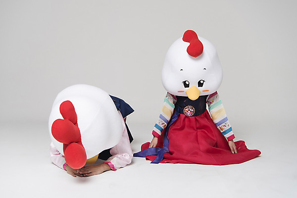 포토 JPG 스튜디오촬영 전신 커플 여자 남자 새해 실내 두명 앞모습 30대 닭띠 닭 한복 닭캐릭터 닭머리 동물탈 인형탈 큰절 성인만 정유년 국내포토 한국전통 뷰포인트 동물캐릭터 관계 조류 사람 내부 장년 십이지신 절_인사 전통의상 탈 파일형식 2017년