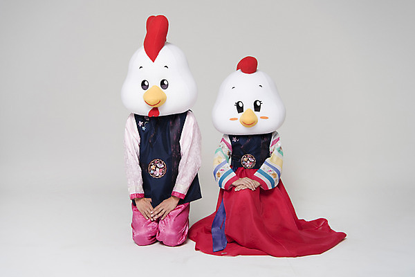포토 JPG 스튜디오촬영 전신 커플 여자 남자 새해 실내 앉기 두명 앞모습 30대 닭띠 닭 한복 닭캐릭터 손모으기 공손 닭머리 동물탈 인형탈 성인만 정유년 국내포토 한국전통 뷰포인트 동물캐릭터 관계 모션 조류 사람 손짓 내부 장년 십이지신 전통의상 탈 파일형식 2017년