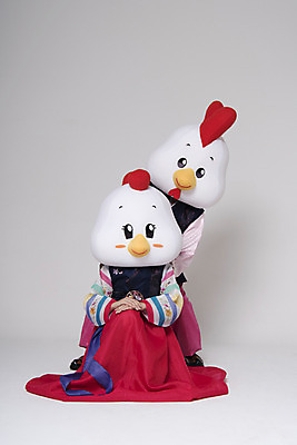 포토 JPG 스튜디오촬영 전신 커플 여자 남자 새해 실내 서기 앉기 두명 앞모습 30대 닭띠 닭 한복 닭캐릭터 손모으기 공손 닭머리 동물탈 인형탈 성인만 정유년 국내포토 한국전통 뷰포인트 동물캐릭터 관계 모션 조류 사람 손짓 내부 장년 십이지신 전통의상 탈 파일형식 2017년