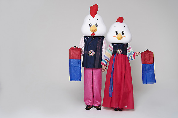 포토 JPG 스튜디오촬영 전신 커플 여자 남자 새해 실내 들기 두명 앞모습 30대 손잡기 닭띠 닭 한복 청사초롱 닭캐릭터 닭머리 동물탈 인형탈 성인만 정유년 국내포토 한국전통 뷰포인트 동물캐릭터 관계 모션 조류 사람 내부 장년 십이지신 전통의상 탈 초롱 파일형식 2017년