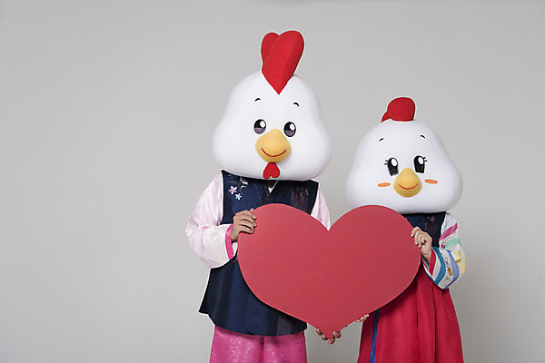 포토 JPG 스튜디오촬영 커플 여자 남자 새해 실내 들기 상반신 두명 앞모습 30대 하트 잡기 닭띠 닭 한복 닭캐릭터 닭머리 동물탈 인형탈 하트프레임 성인만 정유년 국내포토 모양 한국전통 뷰포인트 동물캐릭터 관계 모션 조류 프레임 사람 내부 장년 십이지신 전통의상 탈 파일형식 2017년