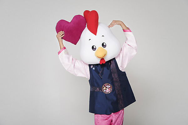 포토 JPG 스튜디오촬영 남자 새해 실내 한명 서기 들기 손짓 상반신 앞모습 30대 하트 닭띠 닭 한복 닭캐릭터 하트쿠션 손하트 닭머리 동물탈 인형탈 성인남자한명만 정유년 국내포토 모양 1 한국전통 뷰포인트 동물캐릭터 쿠션 모션 조류 사람 내부 장년 십이지신 전통의상 탈 남자한명만 성인남자만 파일형식 2017년