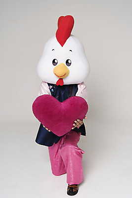 포토 JPG 스튜디오촬영 전신 남자 새해 실내 한명 앞모습 30대 하트 잡기 닭띠 닭 무릎꿇기 한복 닭캐릭터 하트쿠션 닭머리 동물탈 인형탈 성인남자한명만 정유년 국내포토 모양 1 한국전통 뷰포인트 동물캐릭터 쿠션 모션 조류 사람 내부 장년 십이지신 전통의상 탈 남자한명만 성인남자만 파일형식 2017년