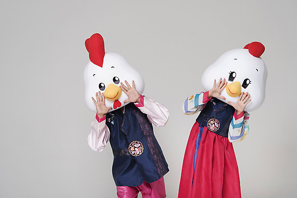 포토 JPG 스튜디오촬영 커플 여자 남자 새해 실내 손짓 상반신 두명 앞모습 30대 외침 닭띠 닭 한복 닭캐릭터 닭머리 동물탈 인형탈 성인만 정유년 국내포토 한국전통 뷰포인트 동물캐릭터 관계 모션 조류 사람 내부 장년 소리 십이지신 전통의상 탈 파일형식 2017년