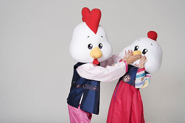 포토 JPG 스튜디오촬영 커플 여자 남자 새해 실내 손짓 상반신 두명 앞모습 30대 외침 닭띠 닭 한복 닭캐릭터 닭머리 동물탈 인형탈 입막음 성인만 정유년 국내포토 한국전통 뷰포인트 동물캐릭터 관계 모션 조류 사람 내부 장년 소리 십이지신 전통의상 탈 파일형식 2017년