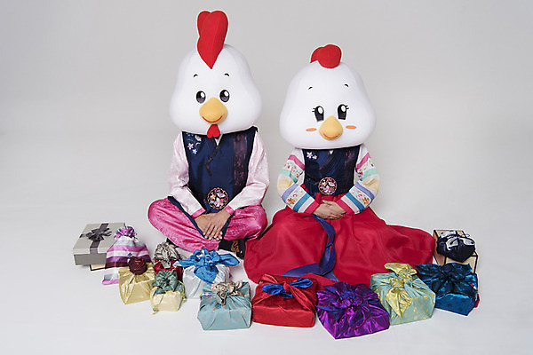 포토 JPG 스튜디오촬영 전신 커플 여자 남자 새해 실내 선물 앉기 두명 앞모습 30대 닭띠 닭 한복 닭캐릭터 손모으기 공손 닭머리 동물탈 새해선물 인형탈 성인만 정유년 국내포토 한국전통 뷰포인트 동물캐릭터 관계 모션 조류 사람 손짓 내부 장년 십이지신 전통의상 탈 파일형식 2017년 명절선물