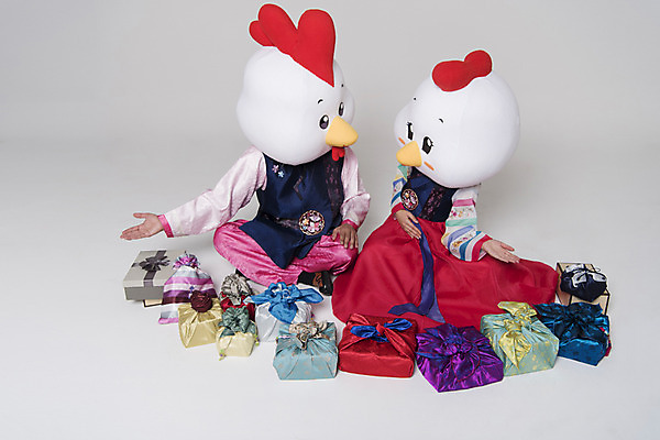 포토 JPG 스튜디오촬영 전신 커플 여자 남자 새해 실내 선물 앉기 손짓 두명 옆모습 30대 닭띠 닭 한복 닭캐릭터 닭머리 동물탈 새해선물 인형탈 성인만 정유년 국내포토 한국전통 뷰포인트 동물캐릭터 관계 모션 조류 사람 내부 장년 십이지신 전통의상 탈 파일형식 2017년 명절선물