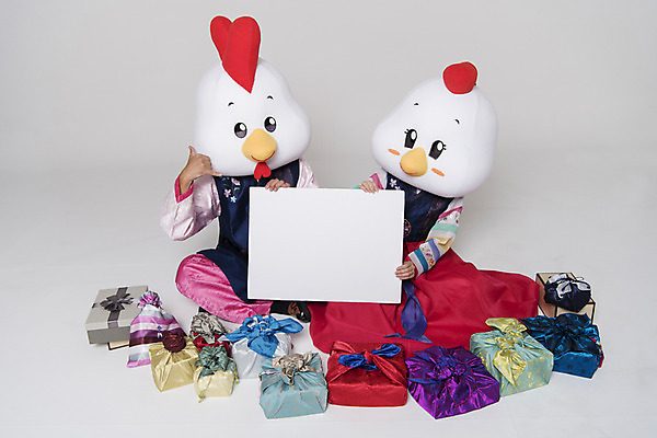 포토 JPG 스튜디오촬영 전신 커플 여자 남자 새해 프레임 실내 선물 앉기 손짓 두명 앞모습 30대 닭띠 닭 한복 닭캐릭터 닭머리 동물탈 새해선물 손전화 인형탈 성인만 정유년 국내포토 한국전통 뷰포인트 동물캐릭터 관계 모션 조류 사람 내부 장년 십이지신 전통의상 탈 파일형식 2017년 명절선물