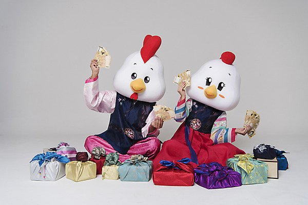 포토 JPG 스튜디오촬영 전신 커플 여자 남자 새해 실내 선물 앉기 두명 앞모습 30대 닭띠 닭 돈다발 한복 닭캐릭터 닭머리 동물탈 새해선물 세뱃돈 인형탈 성인만 정유년 국내포토 한국전통 뷰포인트 동물캐릭터 돈 관계 모션 조류 사람 내부 장년 십이지신 전통의상 탈 파일형식 2017년 명절선물