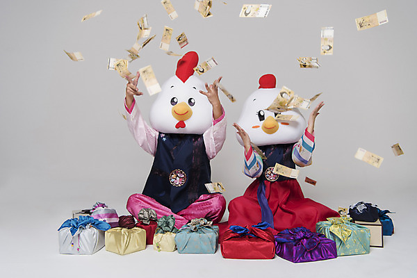 포토 JPG 스튜디오촬영 전신 커플 여자 남자 새해 실내 선물 앉기 두명 앞모습 30대 닭띠 닭 돈다발 한복 뿌리기 닭캐릭터 닭머리 동물탈 새해선물 세뱃돈 인형탈 성인만 정유년 국내포토 한국전통 뷰포인트 동물캐릭터 돈 관계 모션 조류 사람 내부 장년 십이지신 전통의상 탈 파일형식 2017년 명절선물