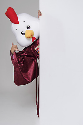 포토 JPG 스튜디오촬영 남자 벽 결혼 새해 사각프레임 실내 한명 서기 상반신 앞모습 30대 닭띠 닭 한복 전통혼례 닭캐릭터 혼례복 닭머리 동물탈 손전화 인형탈 성인남자한명만 정유년 국내포토 1 한국전통 뷰포인트 동물캐릭터 모션 조류 프레임 사람 손짓 이벤트 내부 장년 사각형 십이지신 전통의상 전통의례 탈 남자한명만 성인남자만 파일형식 2017년