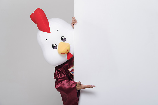 포토 JPG 스튜디오촬영 남자 벽 결혼 새해 사각프레임 실내 한명 상반신 앞모습 30대 가리킴 닭띠 닭 한복 전통혼례 닭캐릭터 혼례복 닭머리 동물탈 인형탈 성인남자한명만 정유년 국내포토 1 한국전통 뷰포인트 동물캐릭터 조류 프레임 사람 손짓 이벤트 내부 장년 사각형 십이지신 전통의상 전통의례 탈 남자한명만 성인남자만 파일형식 2017년