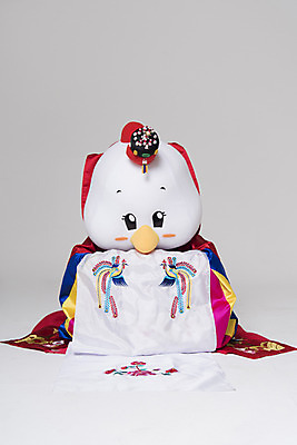 포토 JPG 스튜디오촬영 여자 결혼 새해 실내 한명 상반신 앞모습 30대 인사 닭띠 닭 한복 전통혼례 닭캐릭터 혼례복 닭머리 동물탈 인형탈 성인여자한명만 정유년 국내포토 1 한국전통 뷰포인트 동물캐릭터 조류 사람 이벤트 내부 장년 십이지신 예절 전통의상 전통의례 탈 여자한명만 성인여자만 파일형식 2017년