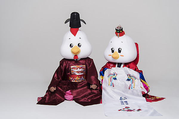 포토 JPG 스튜디오촬영 커플 여자 남자 결혼 새해 실내 앉기 상반신 두명 앞모습 30대 닭띠 닭 한복 전통혼례 닭캐릭터 혼례복 닭머리 동물탈 인형탈 성인만 정유년 국내포토 한국전통 뷰포인트 동물캐릭터 관계 모션 조류 사람 이벤트 내부 장년 십이지신 전통의상 전통의례 탈 파일형식 2017년