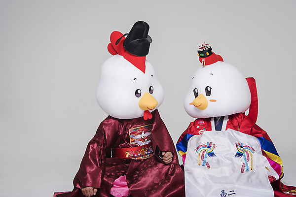 포토 JPG 스튜디오촬영 커플 여자 남자 결혼 새해 실내 앉기 상반신 두명 앞모습 30대 마주보기 닭띠 닭 한복 전통혼례 닭캐릭터 혼례복 닭머리 동물탈 인형탈 성인만 정유년 국내포토 한국전통 뷰포인트 동물캐릭터 관계 모션 조류 사람 이벤트 내부 장년 십이지신 전통의상 전통의례 탈 파일형식 2017년