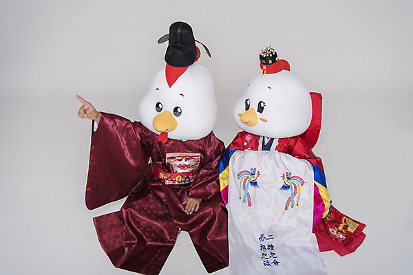 포토 JPG 스튜디오촬영 전신 커플 응시 여자 남자 결혼 새해 실내 앉기 손짓 두명 옆모습 30대 가리킴 닭띠 닭 한복 전통혼례 닭캐릭터 혼례복 닭머리 동물탈 인형탈 성인만 정유년 국내포토 한국전통 시선 뷰포인트 동물캐릭터 관계 모션 조류 사람 이벤트 내부 장년 십이지신 전통의상 전통의례 탈 파일형식 2017년