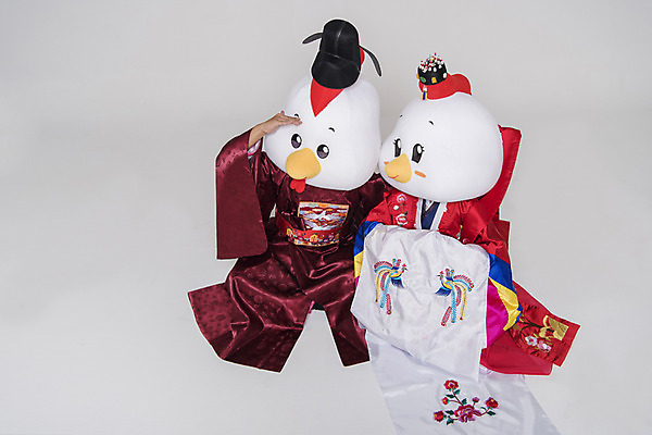 포토 JPG 스튜디오촬영 전신 커플 응시 여자 남자 결혼 새해 실내 앉기 손짓 두명 옆모습 30대 닭띠 닭 한복 전통혼례 닭캐릭터 혼례복 닭머리 동물탈 인형탈 성인만 정유년 국내포토 한국전통 시선 뷰포인트 동물캐릭터 관계 모션 조류 사람 이벤트 내부 장년 십이지신 전통의상 전통의례 탈 파일형식 2017년