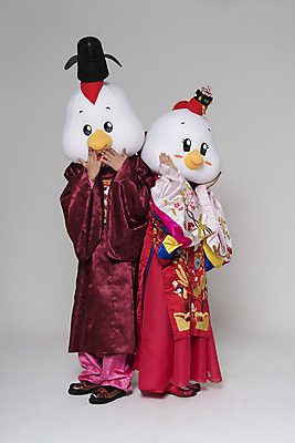 포토 JPG 스튜디오촬영 전신 커플 여자 남자 결혼 새해 실내 서기 두명 앞모습 30대 닭띠 닭 한복 수줍음 전통혼례 닭캐릭터 혼례복 닭머리 동물탈 인형탈 성인만 정유년 국내포토 한국전통 감정 뷰포인트 동물캐릭터 관계 모션 조류 사람 이벤트 내부 장년 십이지신 전통의상 전통의례 탈 파일형식 2017년