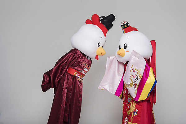 포토 JPG 스튜디오촬영 커플 여자 남자 결혼 새해 실내 서기 상반신 두명 옆모습 30대 마주보기 닭띠 닭 한복 전통혼례 닭캐릭터 혼례복 닭머리 동물탈 인형탈 성인만 정유년 국내포토 한국전통 뷰포인트 동물캐릭터 관계 모션 조류 사람 이벤트 내부 장년 십이지신 전통의상 전통의례 탈 파일형식 2017년