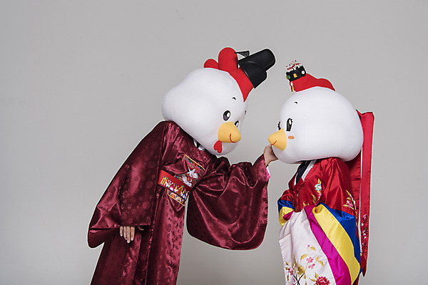 포토 JPG 스튜디오촬영 커플 여자 남자 결혼 새해 실내 상반신 두명 옆모습 30대 마주보기 닭띠 닭 한복 수줍음 전통혼례 닭캐릭터 혼례복 닭머리 동물탈 인형탈 성인만 정유년 국내포토 한국전통 감정 뷰포인트 동물캐릭터 관계 모션 조류 사람 이벤트 내부 장년 십이지신 전통의상 전통의례 탈 파일형식 2017년