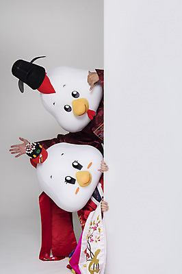 포토 JPG 스튜디오촬영 커플 여자 남자 벽 결혼 새해 사각프레임 실내 상반신 두명 앞모습 30대 닭띠 닭 한복 전통혼례 닭캐릭터 혼례복 닭머리 동물탈 손전화 인형탈 성인만 정유년 국내포토 한국전통 뷰포인트 동물캐릭터 관계 조류 프레임 사람 손짓 이벤트 내부 장년 사각형 십이지신 전통의상 전통의례 탈 파일형식 2017년