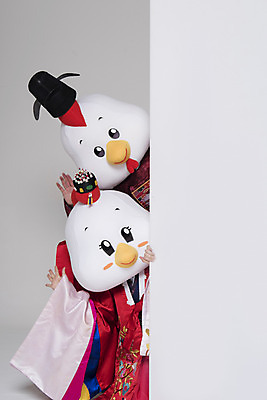 포토 JPG 스튜디오촬영 커플 여자 남자 벽 결혼 새해 사각프레임 실내 상반신 두명 앞모습 30대 닭띠 닭 한복 전통혼례 닭캐릭터 손인사 혼례복 닭머리 동물탈 인형탈 성인만 정유년 국내포토 한국전통 뷰포인트 동물캐릭터 관계 조류 프레임 사람 이벤트 내부 장년 사각형 십이지신 인사 전통의상 전통의례 탈 파일형식 2017년