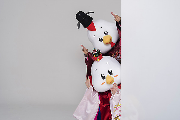 포토 JPG 스튜디오촬영 커플 여자 남자 벽 결혼 새해 사각프레임 실내 손짓 상반신 두명 앞모습 30대 닭띠 닭 최고 한복 전통혼례 닭캐릭터 혼례복 닭머리 동물탈 인형탈 성인만 정유년 국내포토 한국전통 뷰포인트 동물캐릭터 관계 모션 조류 프레임 사람 이벤트 내부 장년 사각형 십이지신 전통의상 전통의례 탈 파일형식 2017년