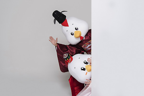 포토 JPG 스튜디오촬영 커플 여자 남자 벽 결혼 새해 사각프레임 실내 상반신 두명 앞모습 30대 닭띠 닭 한복 전통혼례 닭캐릭터 손인사 혼례복 닭머리 동물탈 인형탈 성인만 정유년 국내포토 한국전통 뷰포인트 동물캐릭터 관계 조류 프레임 사람 이벤트 내부 장년 사각형 십이지신 인사 전통의상 전통의례 탈 파일형식 2017년