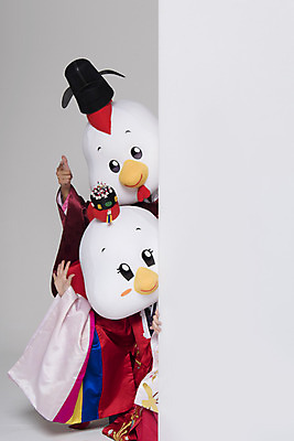 포토 JPG 스튜디오촬영 커플 여자 남자 벽 결혼 새해 사각프레임 실내 손짓 상반신 두명 앞모습 30대 닭띠 닭 한복 전통혼례 닭캐릭터 혼례복 닭머리 동물탈 인형탈 성인만 정유년 국내포토 한국전통 뷰포인트 동물캐릭터 관계 모션 조류 프레임 사람 이벤트 내부 장년 사각형 십이지신 전통의상 전통의례 탈 파일형식 2017년