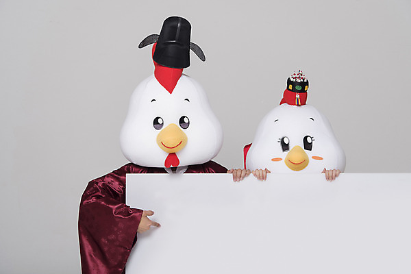 포토 JPG 스튜디오촬영 커플 여자 남자 결혼 새해 사각프레임 프레임 실내 들기 상반신 두명 앞모습 30대 닭띠 닭 한복 전통혼례 닭캐릭터 혼례복 닭머리 동물탈 인형탈 성인만 정유년 국내포토 한국전통 뷰포인트 동물캐릭터 관계 모션 조류 사람 이벤트 내부 장년 사각형 십이지신 전통의상 전통의례 탈 파일형식 2017년