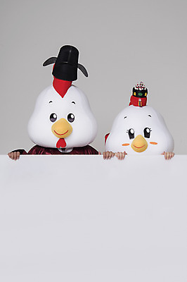 포토 JPG 스튜디오촬영 커플 여자 남자 결혼 새해 사각프레임 프레임 실내 들기 상반신 두명 앞모습 30대 닭띠 닭 한복 전통혼례 닭캐릭터 혼례복 닭머리 동물탈 인형탈 성인만 정유년 국내포토 한국전통 뷰포인트 동물캐릭터 관계 모션 조류 사람 이벤트 내부 장년 사각형 십이지신 전통의상 전통의례 탈 파일형식 2017년