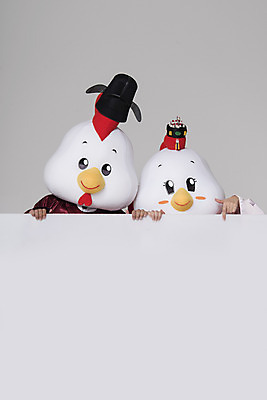 포토 JPG 스튜디오촬영 커플 여자 남자 결혼 새해 사각프레임 프레임 실내 들기 손짓 상반신 두명 앞모습 30대 닭띠 닭 한복 전통혼례 닭캐릭터 혼례복 닭머리 동물탈 인형탈 성인만 정유년 국내포토 한국전통 뷰포인트 동물캐릭터 관계 모션 조류 사람 이벤트 내부 장년 사각형 십이지신 전통의상 전통의례 탈 파일형식 2017년