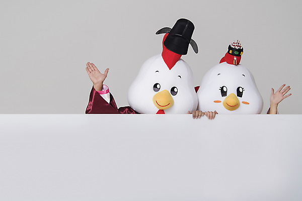 포토 JPG 스튜디오촬영 커플 여자 남자 결혼 새해 사각프레임 프레임 실내 손짓 상반신 두명 앞모습 30대 닭띠 닭 한복 전통혼례 닭캐릭터 혼례복 닭머리 동물탈 인형탈 성인만 정유년 국내포토 한국전통 뷰포인트 동물캐릭터 관계 모션 조류 사람 이벤트 내부 장년 사각형 십이지신 전통의상 전통의례 탈 파일형식 2017년