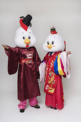 포토 JPG 스튜디오촬영 전신 커플 여자 남자 결혼 팔벌리기 새해 실내 손짓 두명 앞모습 30대 닭띠 닭 한복 전통혼례 닭캐릭터 혼례복 닭머리 동물탈 인형탈 성인만 정유년 국내포토 한국전통 뷰포인트 동물캐릭터 관계 모션 조류 사람 이벤트 내부 장년 십이지신 전통의상 전통의례 탈 파일형식 2017년