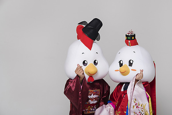 포토 JPG 스튜디오촬영 커플 여자 남자 결혼 새해 실내 상반신 두명 앞모습 30대 닭띠 닭 한복 전통혼례 닭캐릭터 혼례복 손하트 닭머리 동물탈 인형탈 성인만 정유년 국내포토 한국전통 뷰포인트 동물캐릭터 관계 조류 사람 손짓 이벤트 내부 장년 십이지신 전통의상 전통의례 탈 파일형식 2017년